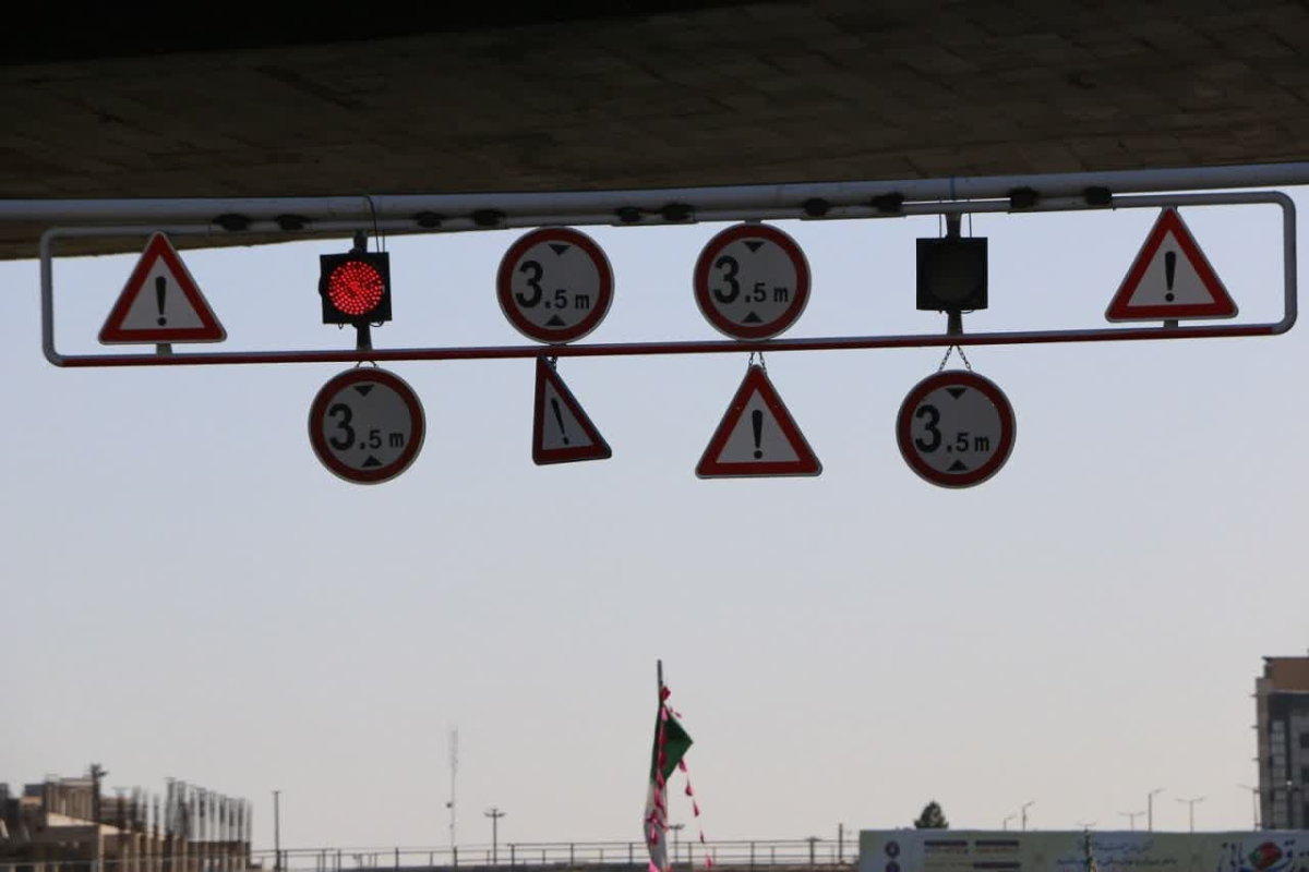 نصب سازه‌های ترافیکی محدودیت ارتفاع در بلوار شهید سلیمانی قم